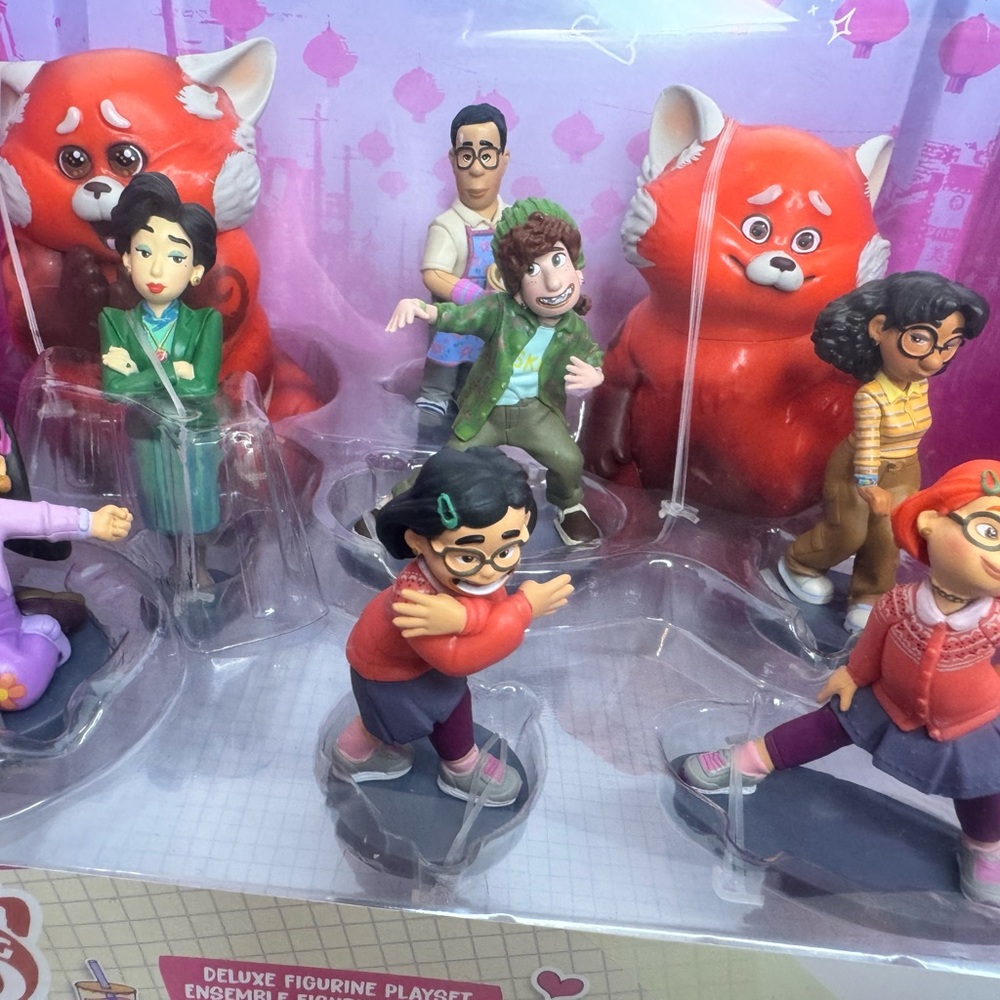 Disney Pixar Turning Red Deluxe Figure Play Set - Picture 6 of 6